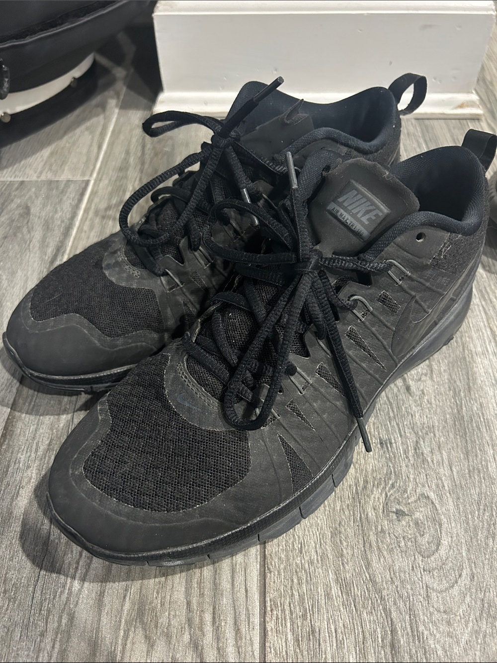 Nike Men's All-Black Lightweight Training Sneakers